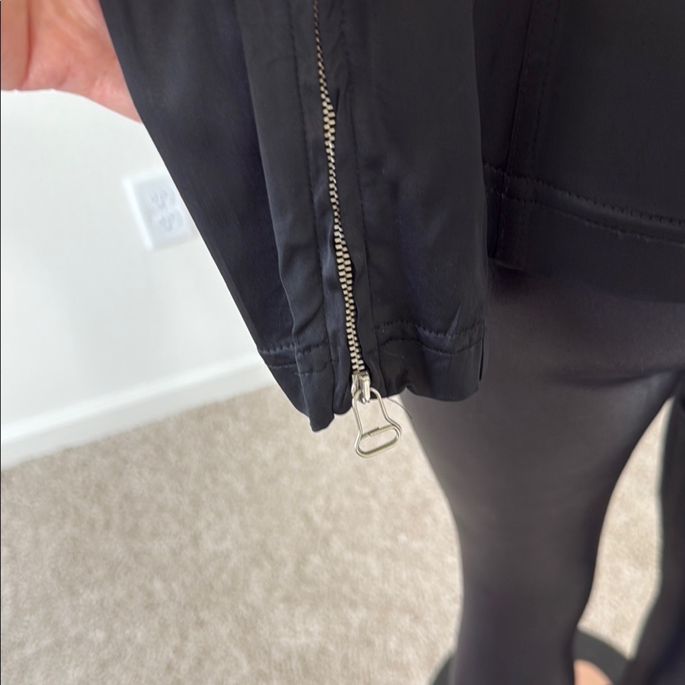 Black Fitted Blazer With Streamlined Silhouette - image 7